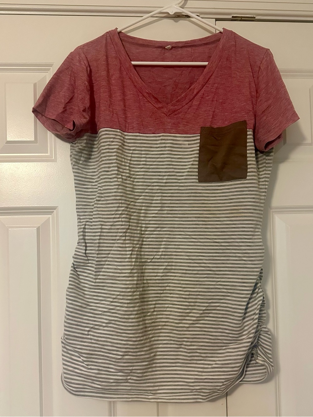 Maternity Side Ruching Short Sleeve V-Neck Colorblock Pocket Tee - Pink & Gray